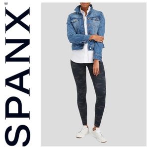🆕 SPANX EcoCare Seamless Leggings in black camo Size Medium A11